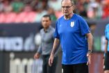 Marcelo Bielsa dirigiendo a Uruguay ante México.