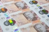 Billetes con el rostro del rey Carlos III de Inglaterra. (Reuters)