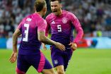 Jugadores de Alemania celebran gol de último minuto ante Grecia.