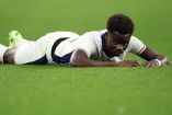 Bukayo Saka en el terreno de juego tras caer ante Islandia.
