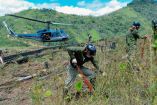 soldados destruyendo una plantación ilegal de plantas de coca en la región peruana del VRAEM (el acrónimo significa Valle de los ríos Apurímac, Ene y Mantaro). 