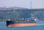 Petrolero con bandera panameña Wind transita por el Bósforo de Estambul
