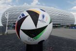 Balón oficial de la Eurocopa 2024 afuera de la Allianz Arena.