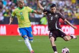 Gerardo Arteaga remata al arco de Brasil durante partido amistoso con la Selección Mexicana.