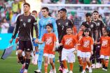 La Selección Mexicana sale a a cancha previo a partido ante Brasil.