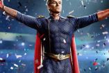 Homelander con brazos extendidos y papeles volando