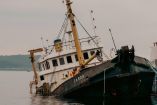 BArco naufragado en costa.