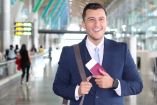 Hombre de traje en aeropuerto