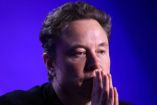 Elon Musk con las manos juntas frente a su cara preocupado.