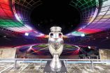 Estadio alemán y el trofeo de la Eurocopa.