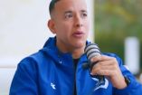 Daddy Yankee con chamarra azul y micrófono en la mano