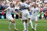Jugadores de Eslovaquia celebrando abrazados.