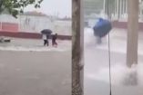 Padre e hijo exponen su vida en corriente generada por intensas lluvias en Campeche