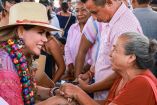 Evelyn Salgado, gobernadora de Guerrero, toma de la mano a una señora