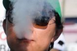 Una persona fumando marihuana