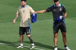 Lionel Messi junto a Lionel Scaloni en un entrenamiento.