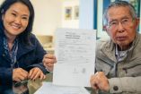 Alberto Fujimori junto a su hija Keiko, afiliándose a su partido. 