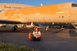 Las activistas rociaron de pintura naranja el avión. (Especial)