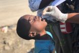 Niño recibe vacuna contra el cólera
