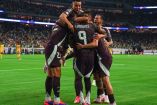 Futbolistas de la Selección Mexicana celebran triunfo sobre Jamaica.