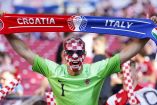 Aficionado con una bufanda de Croacia e Italia.