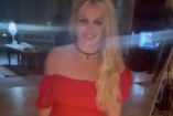Britney Spears con vestido rojo sonriendo