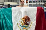Jorge Iga sostiene bandera de México tras conseguir su boleto a París 2024.