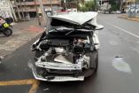 El automovilista se percató que se había atorado con un cable que colgaba de un poste. 