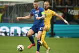 Jugadores de Eslovaquia y Rumania disputando el balón.