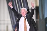 Julian Assange saliendo libre de juicio.