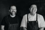 Los chefs Enrique Olvera y Abisai Sánchez posan en foto blanco y negro 