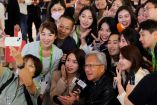 Jensen Huang, CEO de Nvidia, posa para una selfie con miembros de los medios en el foro COMPUTEX en Taipei, Taiwán, el 4 de junio de 2024.
