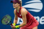 Genie Bouchard jugando tenis con ropa roja
