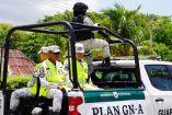 Efectivos de la Guardia Nacional viajan sobre una patrulla que circula por calles de Quintana Roo