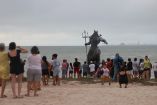 La estatua de Poseidón que 'desata la furia del dios maya Chaac'; atrae a más turistas tras el paso del huracán Beryl. 