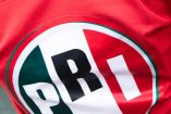 Logo del PRI en una playera color rojo