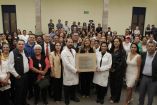 Personal de salud muestran el reconocimiento recibido en la alcaldía Tlalpan como promotora de salud