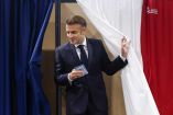 Emmanuel Macron, presidente de Francia, saliendo de las urnas. (Reuters)