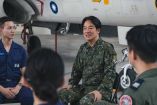 Presidente de Taiwán, Lai Ching-te, platicando con soldados.