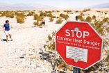 Letrero de advertencia por calor en un desierto de EU.