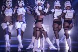 Mujeres sin ropa con cascos de Stormtoopers de Star Wars bailando