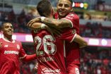 Alexis Vega y Paulinho celebran gol de Toluca en el Nemesio Diez.