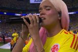 Karol G cantó con la playera del equipo colombiano