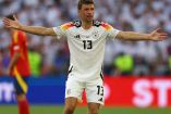 Thomas Müller protestando con los brazos abiertos.