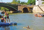 Autoridades de los JO y francesas en el río Sena.