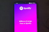 Pantalla de celular con aplicación de Spotify