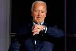 Joe Biden mira su reloj.