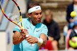 Rafa Nadal con un golpe a dos manos conecta la pelota.