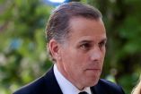 Hunter Biden caminando preocupado.