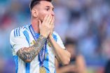 Lionel Messi con medalla de la Copa América 2024 durante ceremonia de premiación.